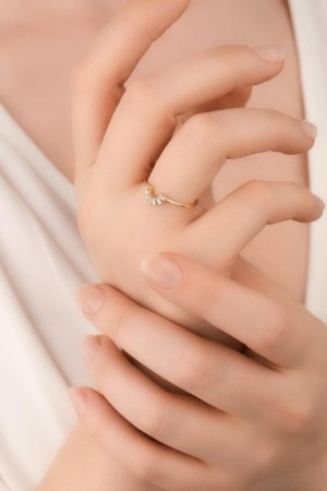 Taşlı Yarım Ay Yüzük