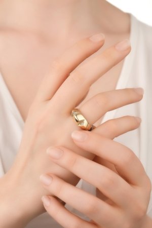 Üçgen Taşlı Yüzük