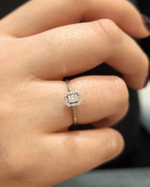 0.12 Karat Pırlanta Kolları Taşlı Baget Yüzük