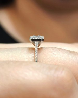 0.12 Karat Pırlanta Kolları Taşlı Baget Yüzük