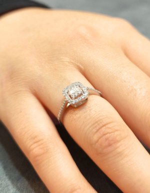 0.31 Karat Pırlanta Kolları Taşlı Kare Baget Yüzük