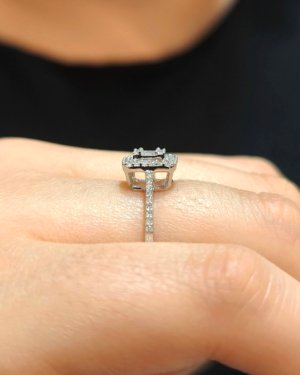 0.31 Karat Pırlanta Kolları Taşlı Kare Baget Yüzük