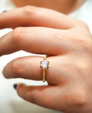 Kolları Taşlı Tektaş Yüzük