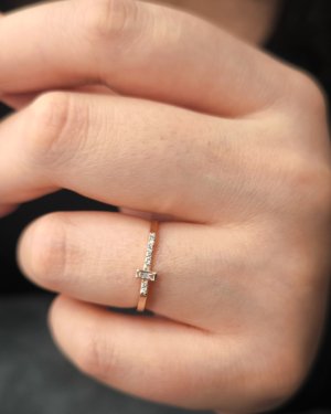 0.06 Karat Baget Taşlı Rose Yüzük