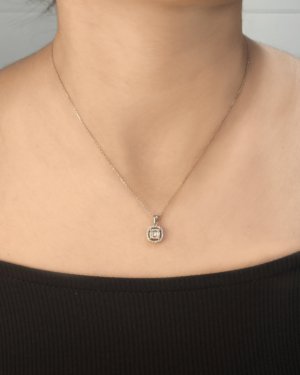 0.21 Karat Pırlanta Baget Kolye