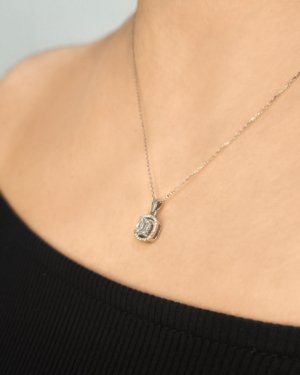 0.21 Karat Pırlanta Baget Kolye